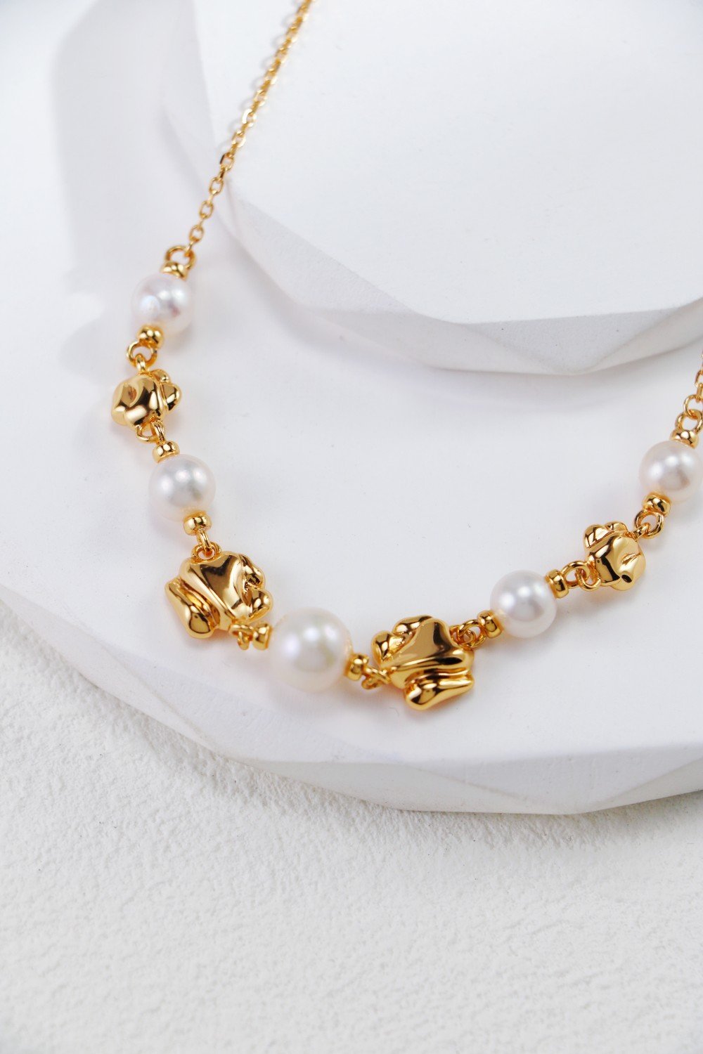 S925 gold plated textured pendant necklace with pearl details on model