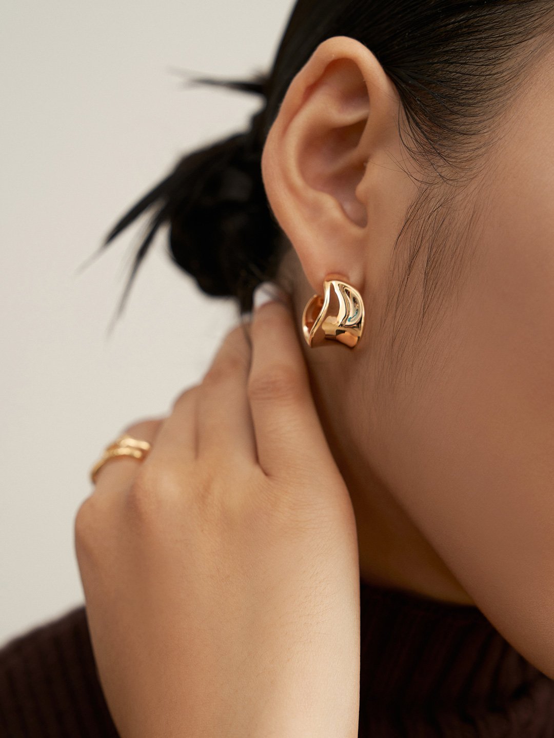 Polished minimalist S925 silver earrings on model