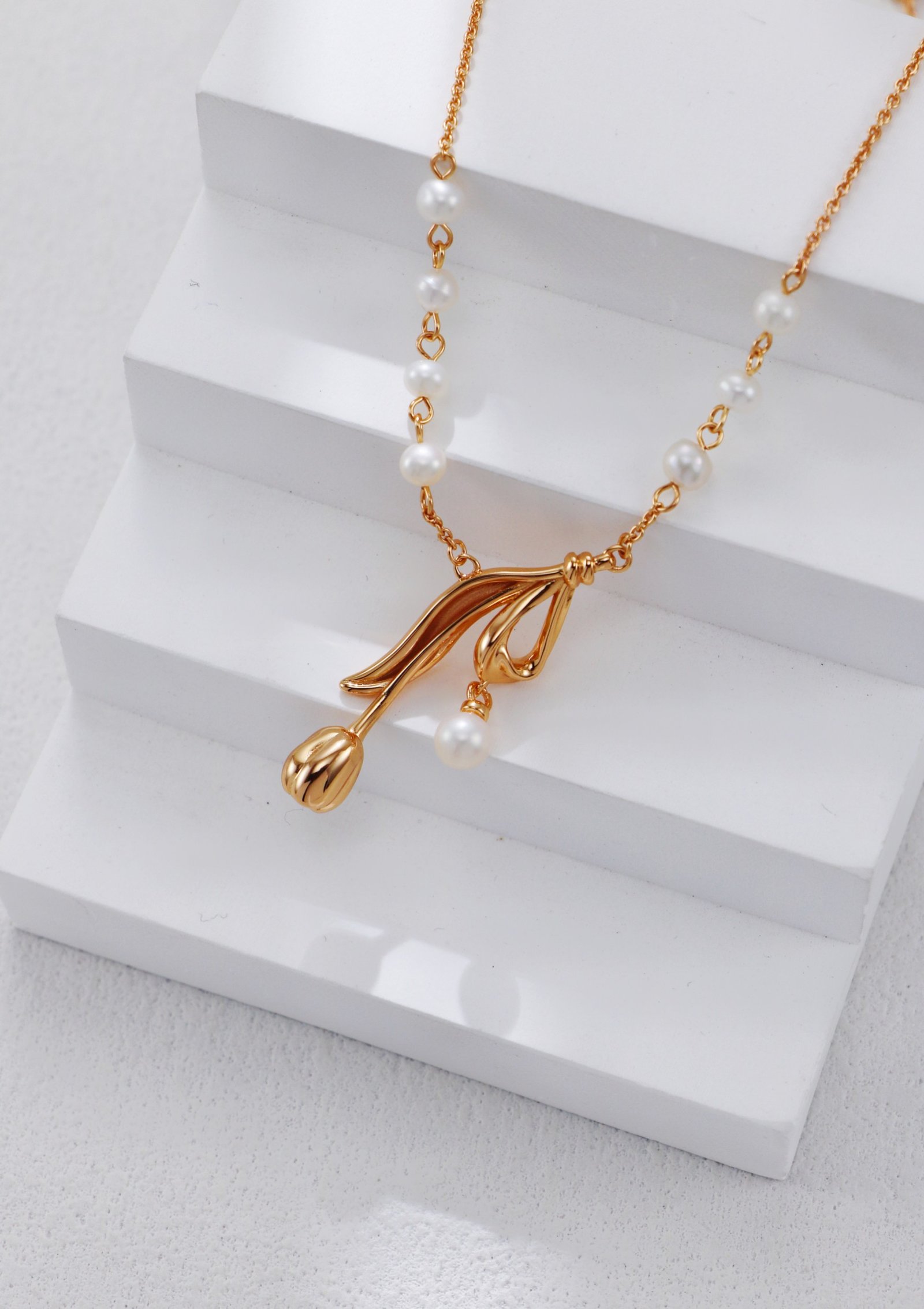 S925 silver tulip pearl pendant necklace in vintage gold plating for women