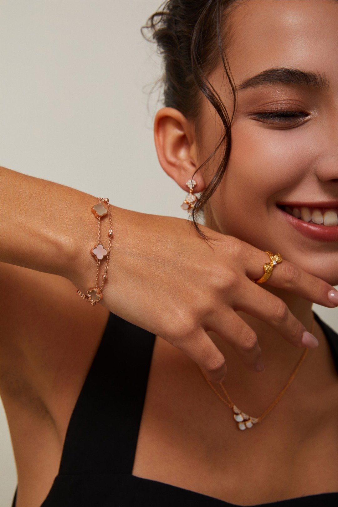 S925 silver four-leaf clover bracelet with Hetian jade and white shell charms