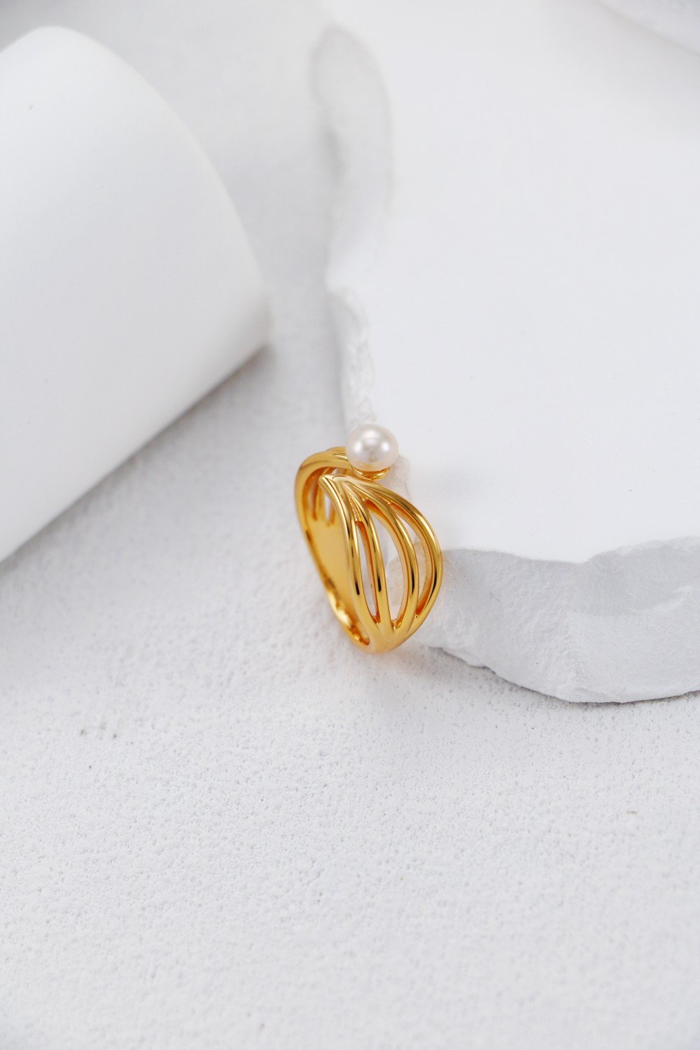 Timeless elegance in every gesture | Vintage gold pearl ring