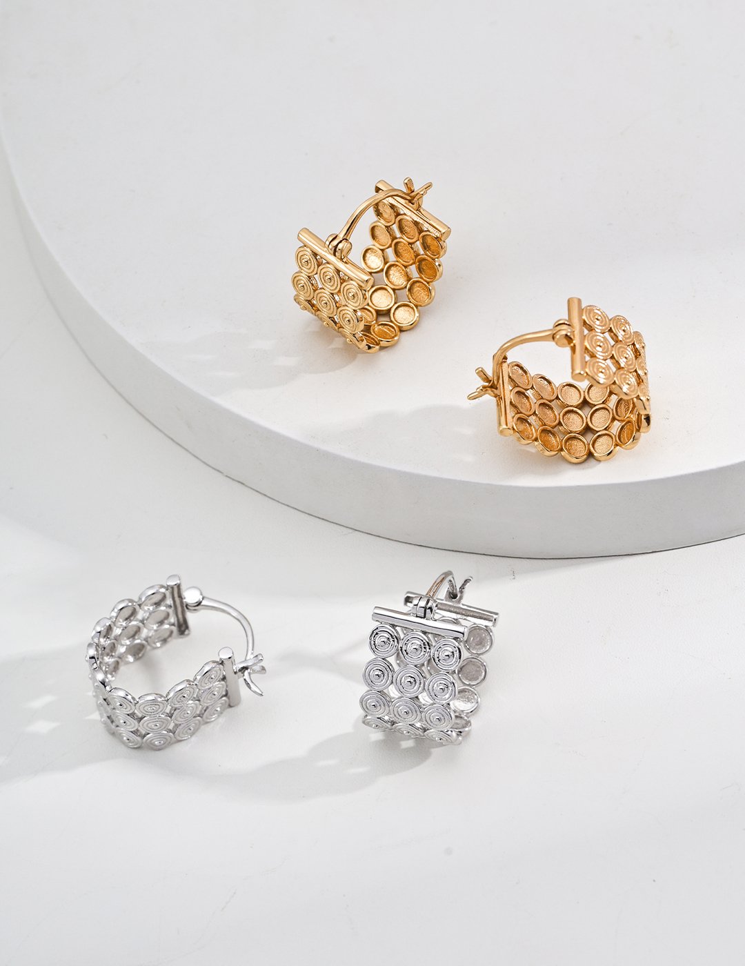 S925 retro gold and white gold small hoop earrings with textured circle pattern