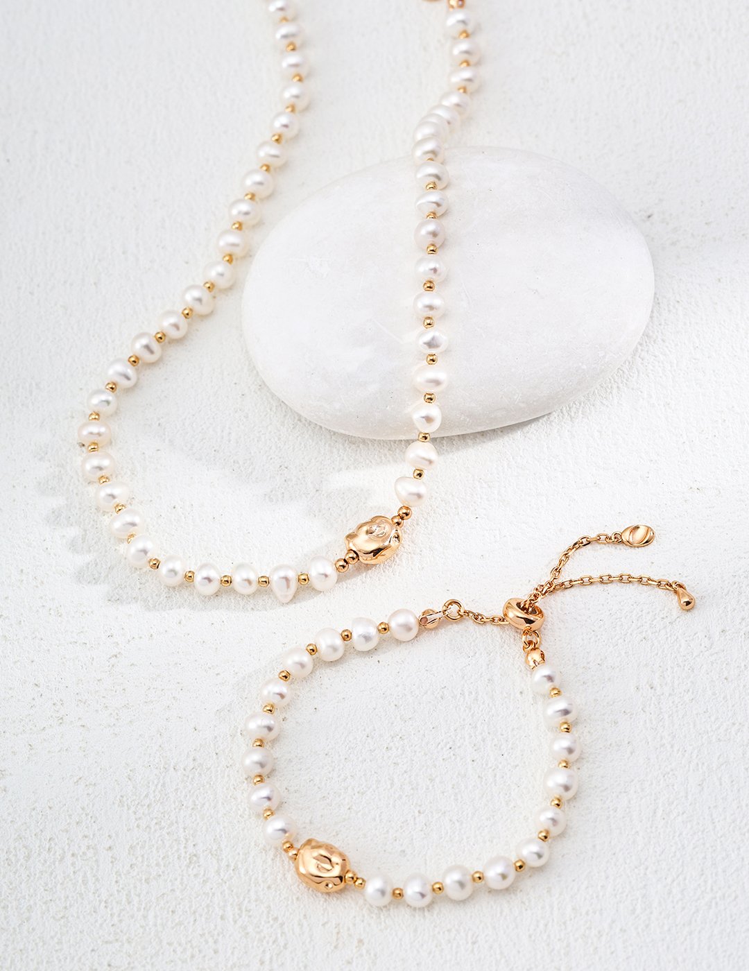 Timeless elegance with natural pearls | S925 silver simple bracelet
