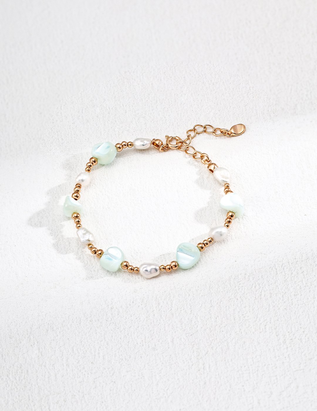 Retro gold minimalist bracelet with natural pearl and free-shaped shell beads in S925 silver